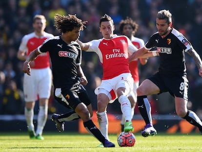 Özil controla el balón ante dos rivales del Watford.