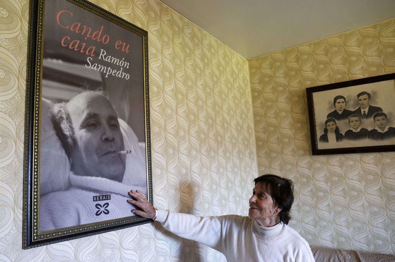 Manuela Sanles, la cuñada de Ramón Sampedro, muestra su habitación, que conservan igual desde hace 23 años, este jueves en Porto do Son (A Coruña).