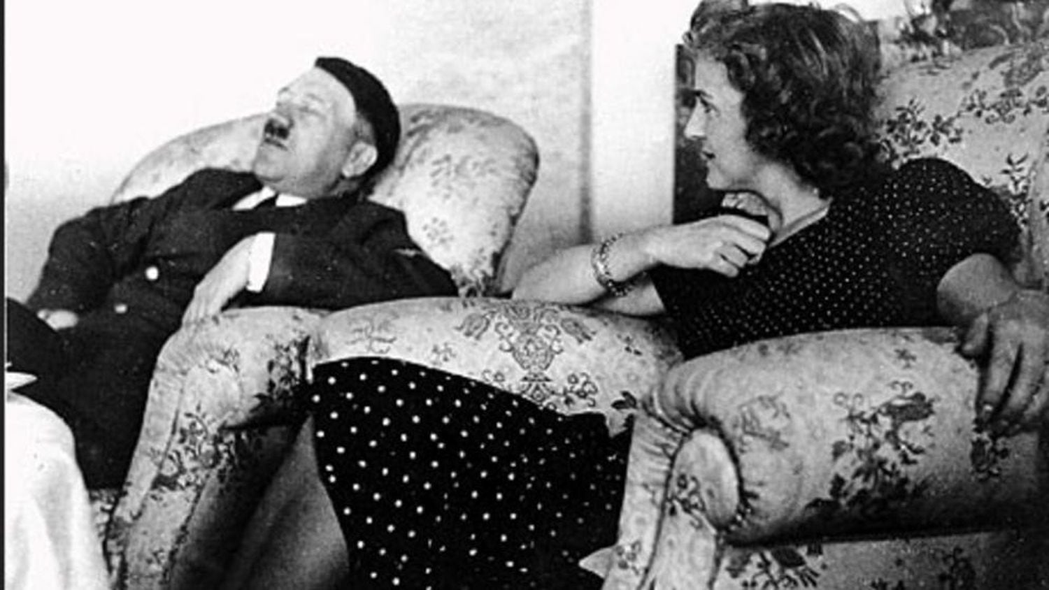 Hitler descansando con Eva Braun.