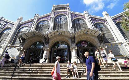 Fachada principal del Mercado Central de Valencia, pieza relevante del modernismo valenciano. El edificio ocupa más de 8.000 metros cuadrados y está declarado Bien de Interés Cultural (BIC).