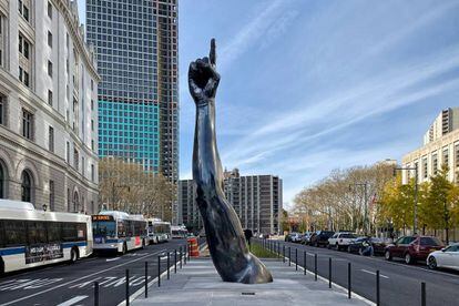 'Unity' (2019), de Hank Willis Thomas, estatua erigida en Brooklyn (Nueva York) a iniciativa del programa Percent for Art.