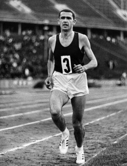 Ron Clarke, durante una carrera en Berl&iacute;n en 1965. 