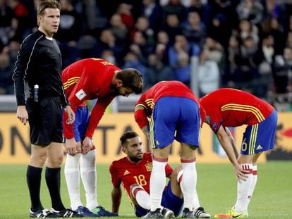 Jordi Alba, en el suelo tras lesionarse durante el partido en Turín.
