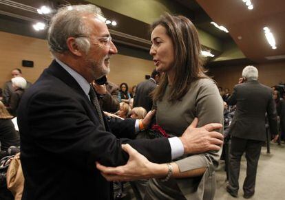María Seguí se abraza a Pere Navarro el día en que fue nombrada.