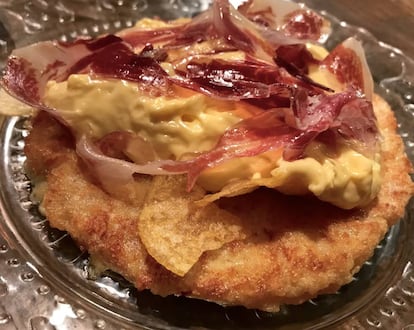 TORTILLA DE PATATAS DEL RESTAURANTE PROBAR, ELABORADA CON LAS PATATAS DE BOLSA DE LA CHURRERÍA SAN JUAN / CAPEL