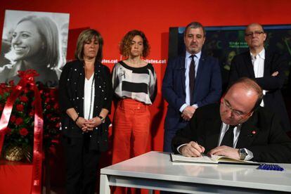 Iceta signa el llibre de condol acompanyat de Núria Marín, Meritxell Batet, Jaume Collboni i José Zaragoza.