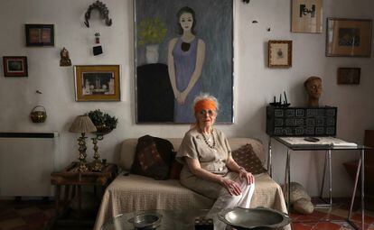 Elizabeth Wittlin Lipton, ante su retrato en el piso que habita en Madrid, el pasado jueves. 