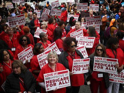 Manifestantes en favor del Medicare.