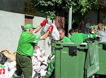 Empleados de FCC recogen la basura acumulada durante la huelga en las calles de Segovia.