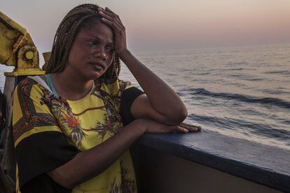 Esta mujer nigeriana fue rescatada por el Dignity I el 19 de julio. Viajaba con sus tres hijos, un nieto y su compañero. Vivía en Libia desde hacía 17 años, tenía un restaurante en Trípoli. Con la caída del Gadafi las cosas empeoraron para ella y su familia. Finalmente decidieron abandonar Libia. La única vía que encontraron fue intentar cruzar el mar Mediterráneo en una gomona junto a 129 personas más.