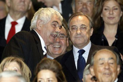 Pasqual Maragall habla con Florentino Pérez en el palco del Bernabeu