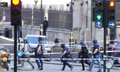 La policia travessa la zona acordonada aquest dimecres al Pont de Westminster, a Londres.