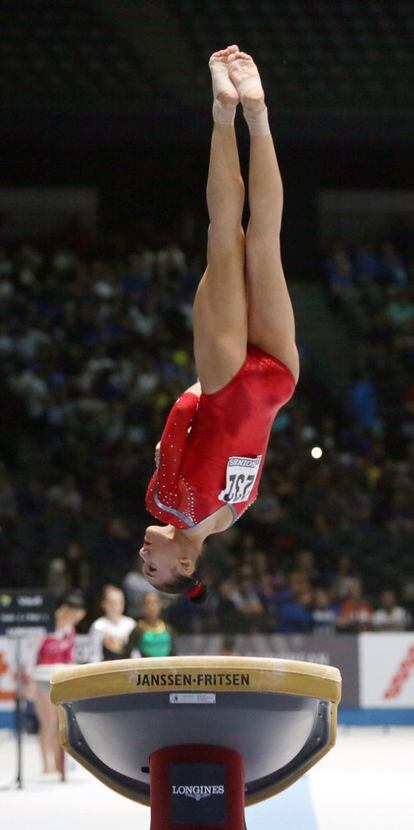 Kyla Ross, la mejor el primer día, es una de las pocas estadounidenses que no intenta el Amanar, uno de los saltos más difíciles.