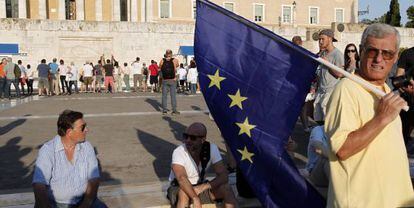 Un ciudadano exhibe una bandera europea en una manifestaci&oacute;n en Atenas el pasado jueves.