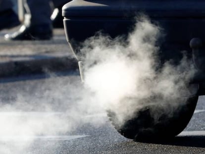 Tubo de escape de un coche en Berlín (Alemania).