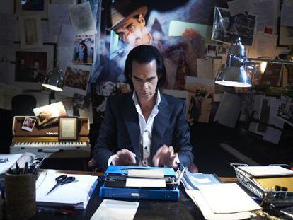 Nick Cave en su despacho en un fotograma del documental '20.000 days on earth'.