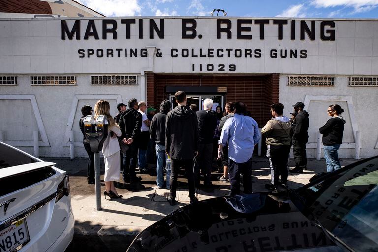 Personas en cola esperando a comprar armas, este martes en Los Ángeles.