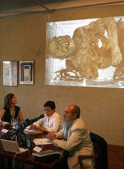 De izquierda a derecha, Assumpció Malgosa, Mariona Ibars y Miguel C. Botella, en la presentación ayer de la investigación.