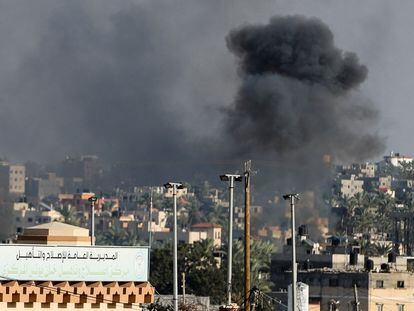El humo se eleva sobre los edificios de Jan Yunis, al sur de la franja de Gaza, este sábado tras un nuevo bombardeo israelí.