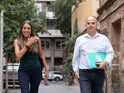 La cabeza de lista de Junts por Barcelona, Míriam Nogueras, y el secretario general del partido, Jordi Turull, a su llegada a una reunión del partido este lunes para valorar los resultados de las elecciones.