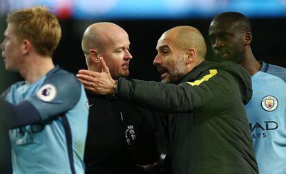 Pep Guardiola dialoga con el árbitro Lee Mason al finalizar el partido del Manchester City contra el Burnley.