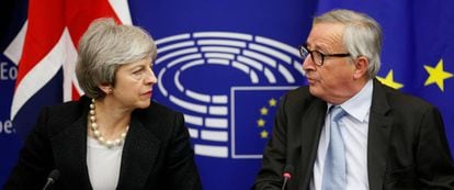 La primera ministra brit&aacute;nica, Theresa May, y el presidente de la Comisi&oacute;n Europea, Jean-Claude Juncker, este lunes.