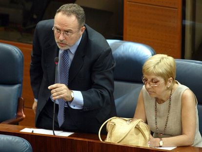 Eduardo Tamayo, junto a María Teresa Sáenz, jura su cargo en la Asamblea de Madrid el 23 de junio de 2003.