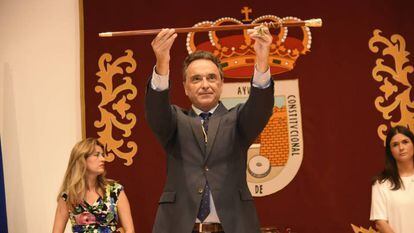 El socialista José Ortiz alza la vara de alcalde de Torremolinos tras las elecciones de 2019.