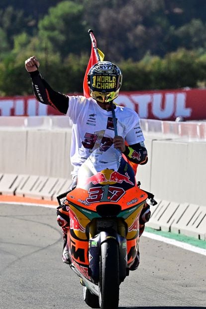 Augusto Fernández se ha proclamado este domingo como el nuevo campeón de Moto2.