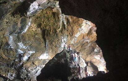 Visitantes en el interior de la Cova Tallada, en la costa de Xàbia.