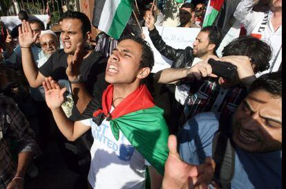 Manifestantes palestinos residentes en Egipto se manifiestan frente a la sede de la Liga &Aacute;rabe en El Cairo.