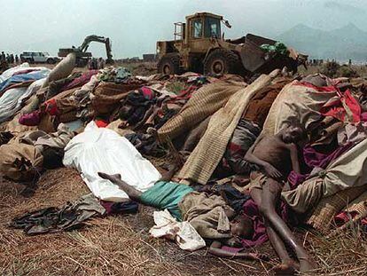 Un <b><i>bulldozer</b></i> francés apila los cuerpos del campo de refugiados Kibumba, cerca de Goma (Ruanda).