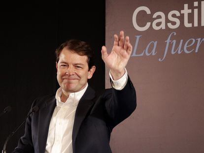 El popular Alfonso Fernández Mañueco saluda al público mientras valora los resultados obtenidos por su formación en los comicios de Castilla y León.