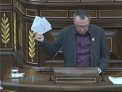 El diputado de Compromís-Equo, Joan Baldoví, hace referencia a los sobres que habrían recibido dirigentes del PP.