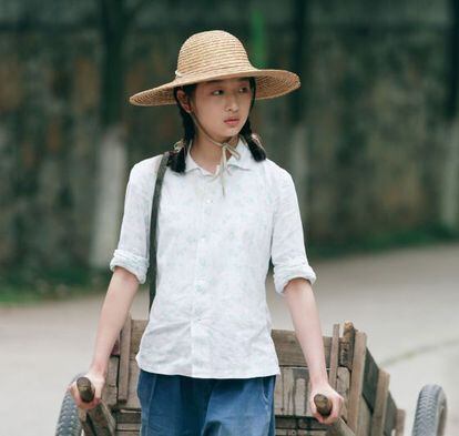 Zhou Dongyu, en la película.