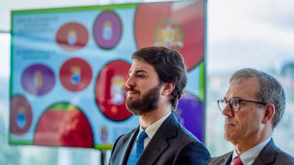 Juan García-Gallardo (izquierda), vicepresidente de la Junta de Castilla y León, y Mariano Veganzones, consejero de Industria, Comercio y Empleo, el lunes en Ávila.