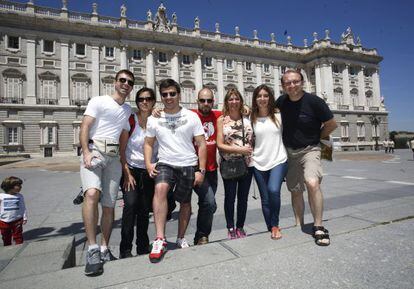 Turistas argentinos de visita en Madrid comentan la abdicación.