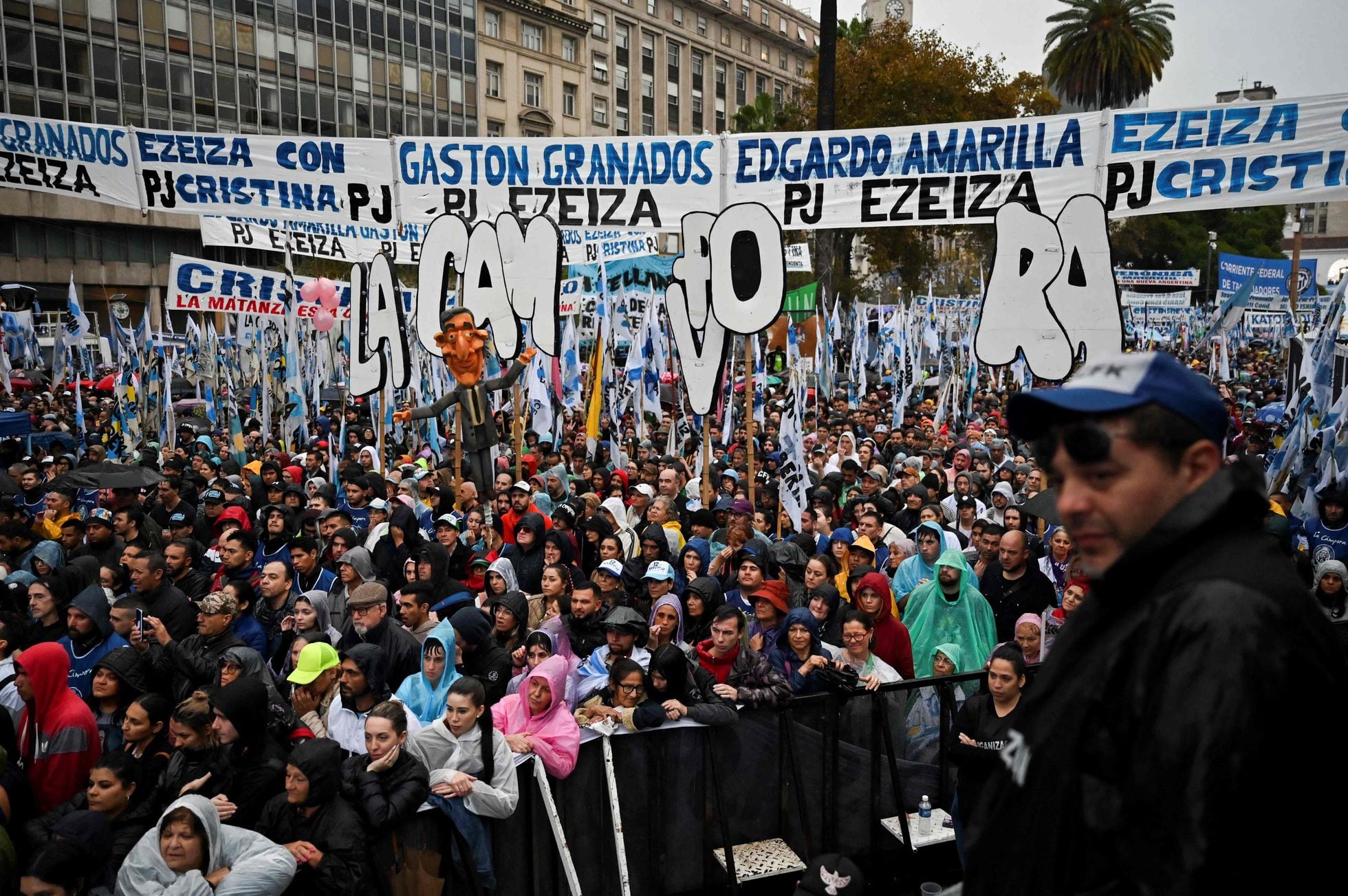 Seguidores de Cristina Kirchner escuchan su discurso el 25 de mayo de 2023 en la Plaza de Mayo.