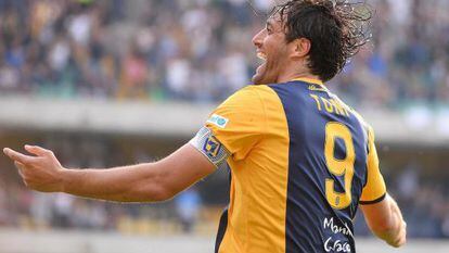 Luca Toni celebra su gol n&uacute;mero 22 en la Serie A