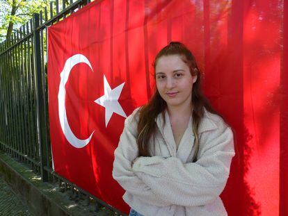 Gizem, 26, este martes frente al consulado de Turquía en Berlín.