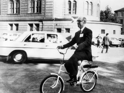 López Rodó, ministro comisario del Plan de Desarrollo del régimen de Franco, se traslada en una bicicleta al salón de reuniones de la conferencia de medio ambiente de Estocolmo el 6 de junio de 1972.