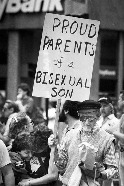 "Padres orgullosos de nuestro hijo bisexual", el imprescindible mensaje que este hombre quiso regalar a su hijo (y al mundo) en 1990. Fue tomada en Boston durante el día del Orgullo.