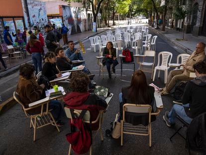 Una clase pública durante una protesta frente a la Facultad de Ciencias Sociales de la UBA, la semana pasada en Buenos Aires.