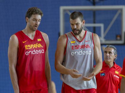 Los hemanos Pau y Marc Gasol, observados por Sergio Scariolo, en un entrenamiento de la selección española de baloncesto.