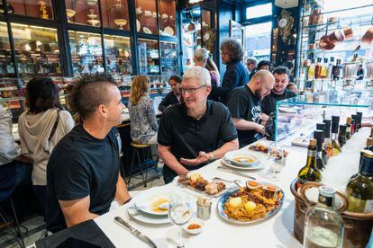 Tim Cooke, CEO de Apple, junto al cocinero español Dabiz Muñoz, en el restaurante Lardhy, en Madrid.