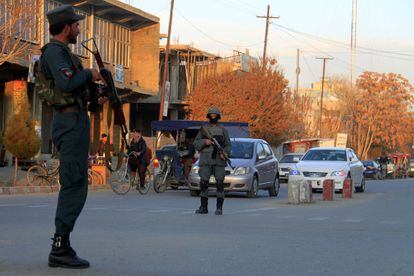 Policías afganos, este viernes cerca del lugar del atentado.