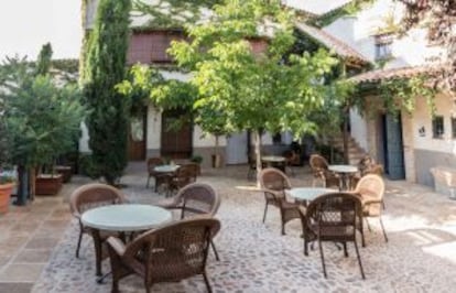 Patio del hotel La Vida de Antes, en Consuegra (Toledo).