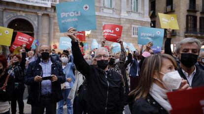 Manifestantes contra la gestión de Ada Colau en la protesta convocada por la plataforma Barcelona es imparable.