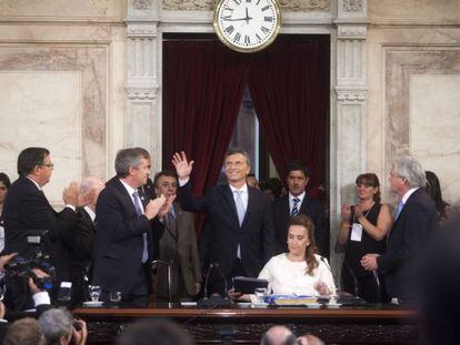 Macri saluda al ingresar este jueves a la Asamblea Legislativa.