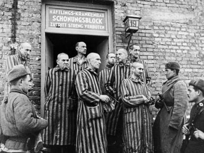 Soldados del Ej&eacute;rcito sovi&eacute;tico con prisioneros liberados del campo de concentraci&oacute;n de Auschwitz, en enero de 1945.